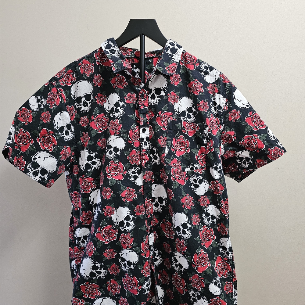 W X Y Z Mfg Co Button Up Shirt Men's XL Skulls Roses Tattoo Print Short Sleeve